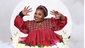 Sdala B, Naledi Aphiwe & Thwasa – Hlala Nami (Tribute To Mam Wnnie Khumalo)